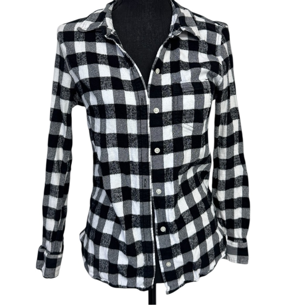 Gap Fitted petite M Black and White Plaid Button-Up Shirt